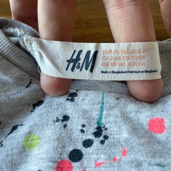 H&M t-shirt (size 2-4) - Picture 3 of 3